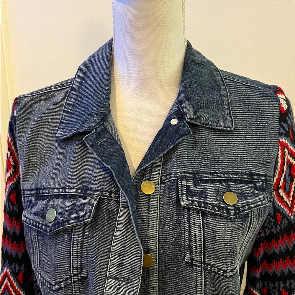Chic Denim Jacket With Patterned Sleeves - image 2